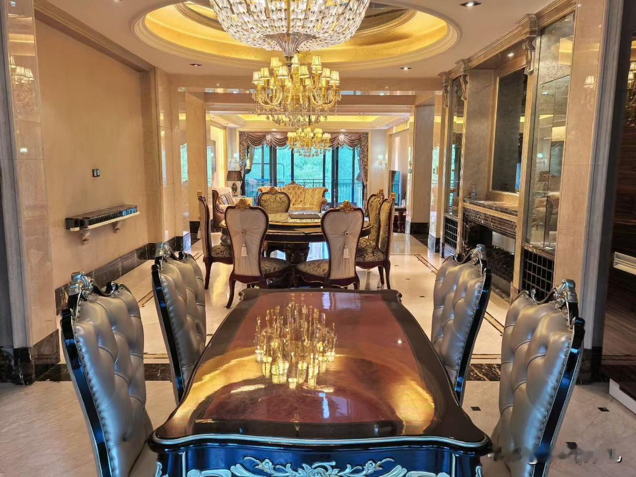 现在一点都不喜欢别墅了，以前非常喜欢别墅，感觉可以楼上楼下地跑，自己住到上