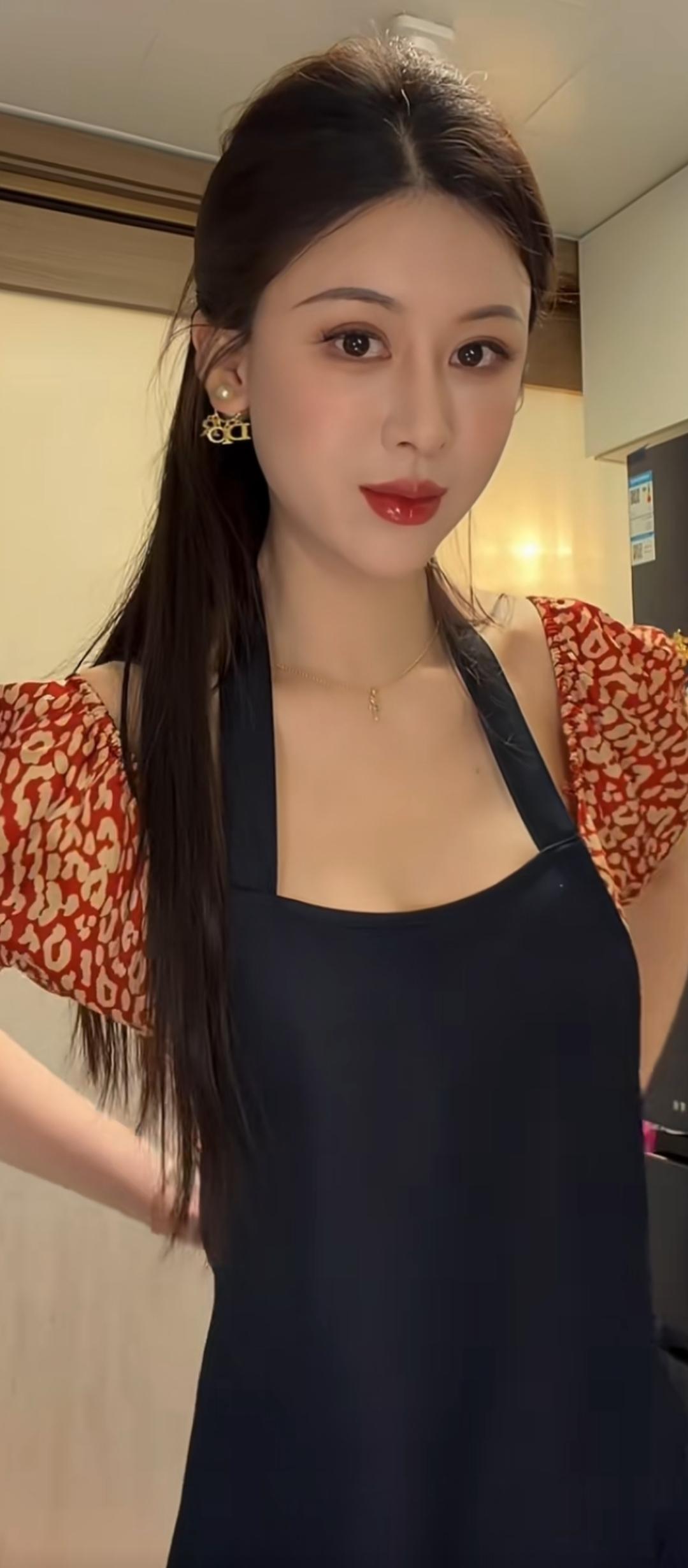 红袖添香夜，轻纱掩月华。