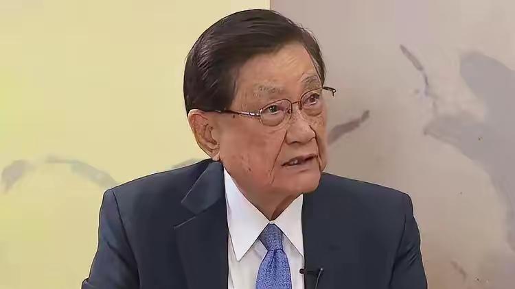 台湾省民进党创党元老叶耀鹏，在台媒直播时断言：我可以斩钉截铁地说，两岸必然统一，