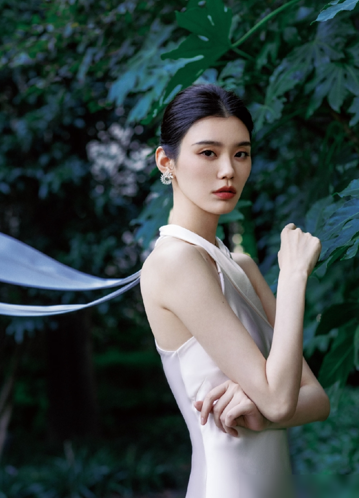 这仨超模，就何穗混得最憋屈，生了娃到现在，连个婚礼都没混上。37岁生日，晒的全是和儿子小Win的周岁