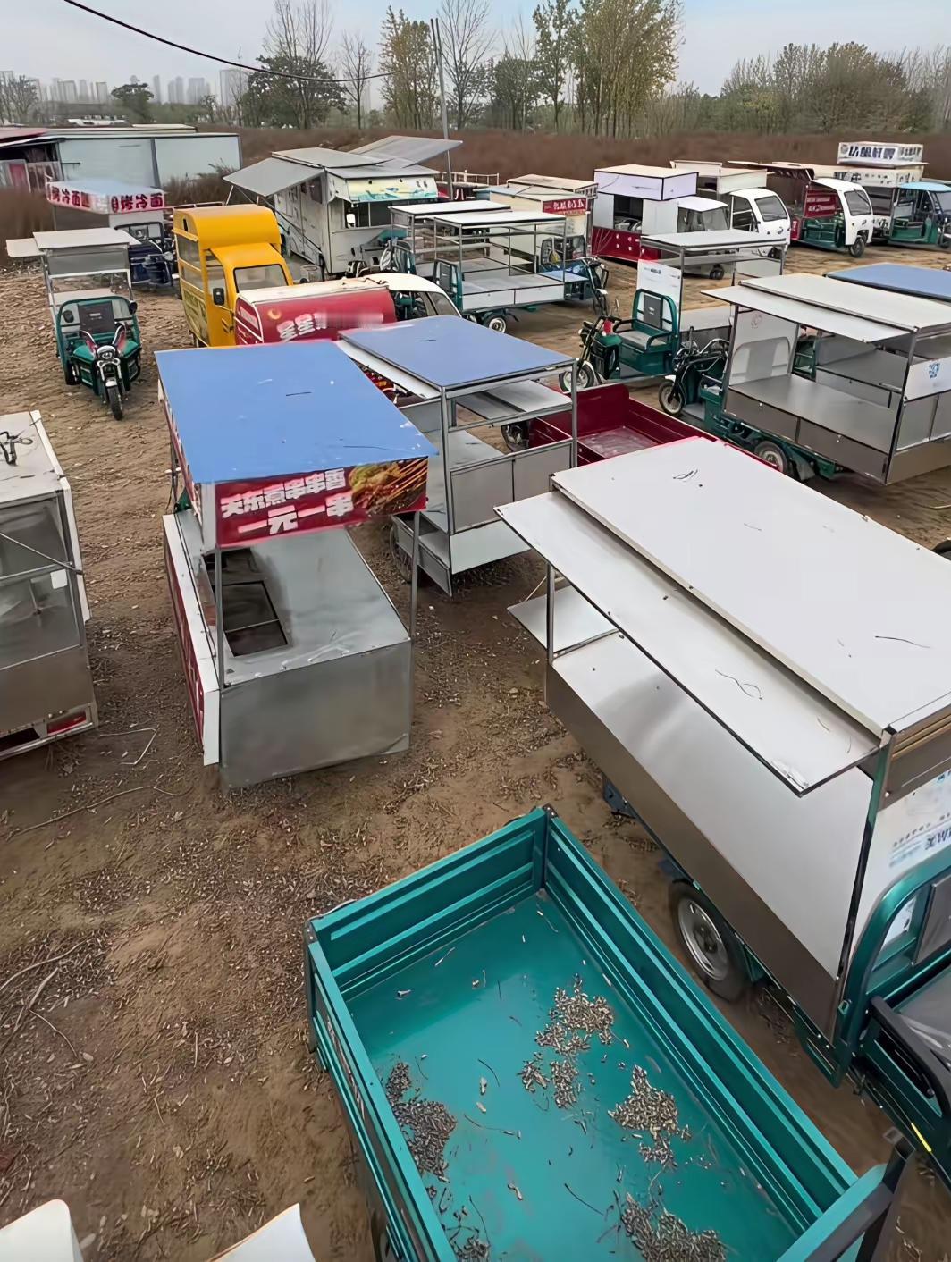 我和哥们上周末去城郊的二手市场溜达，一进院子全都傻眼了。院子里横七竖八摆着几十辆