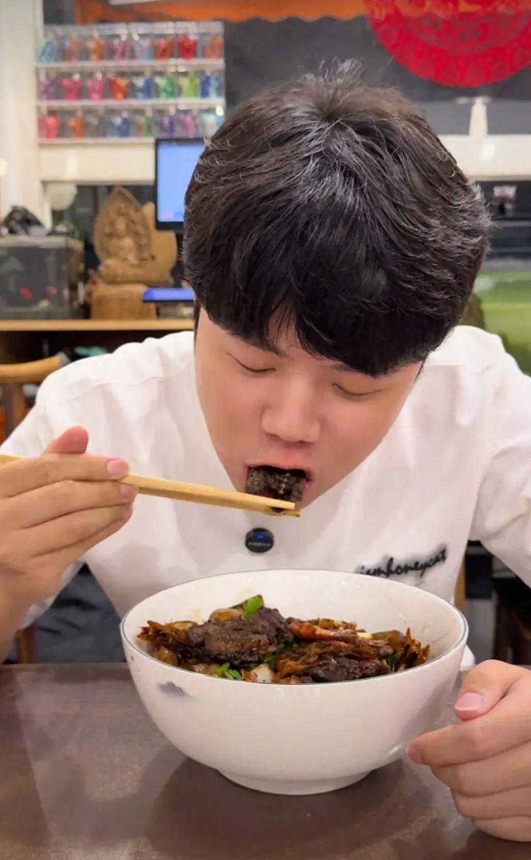558元一碗面，食材有黄鳝、小鲍鱼，就真的有人肯花大价钱吃这碗面吗？就是有钱人也