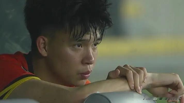 在今天中国U23男足以0：4不敌日本U23男足的赛后，发生了特别让人心碎的一幕。