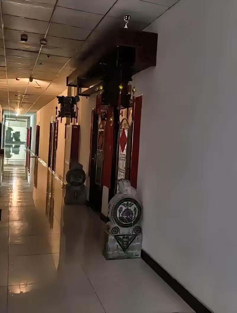 有一种房子叫骨灰房，住在这种房子旁边的人真是遭了罪了。白天看着倒也寻常，可一到