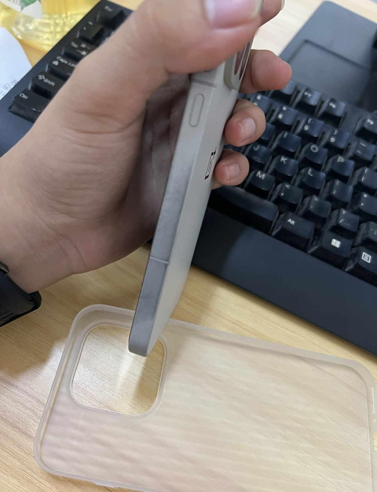 避雷！注意一加15掉漆！一加15这一代边框设计工艺有问题，一定不要用半包手机壳