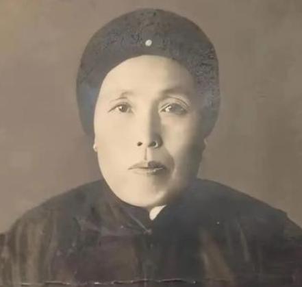 1891年，16岁的张作霖落难乞讨，孙寡妇看中了他，解开衣扣，掏出一块腰牌给他：