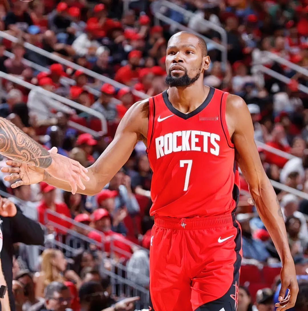 火箭队进攻目前排在联盟第一位，这与杜兰特的加盟密不可分，虽然防守下滑严重，不过乌