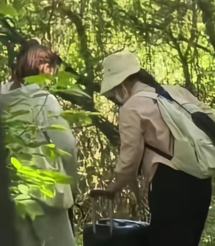 网友的警惕性有多强？6月5日，有网友在狮脑山登山途中，偶遇2名形迹可疑的陌生女子