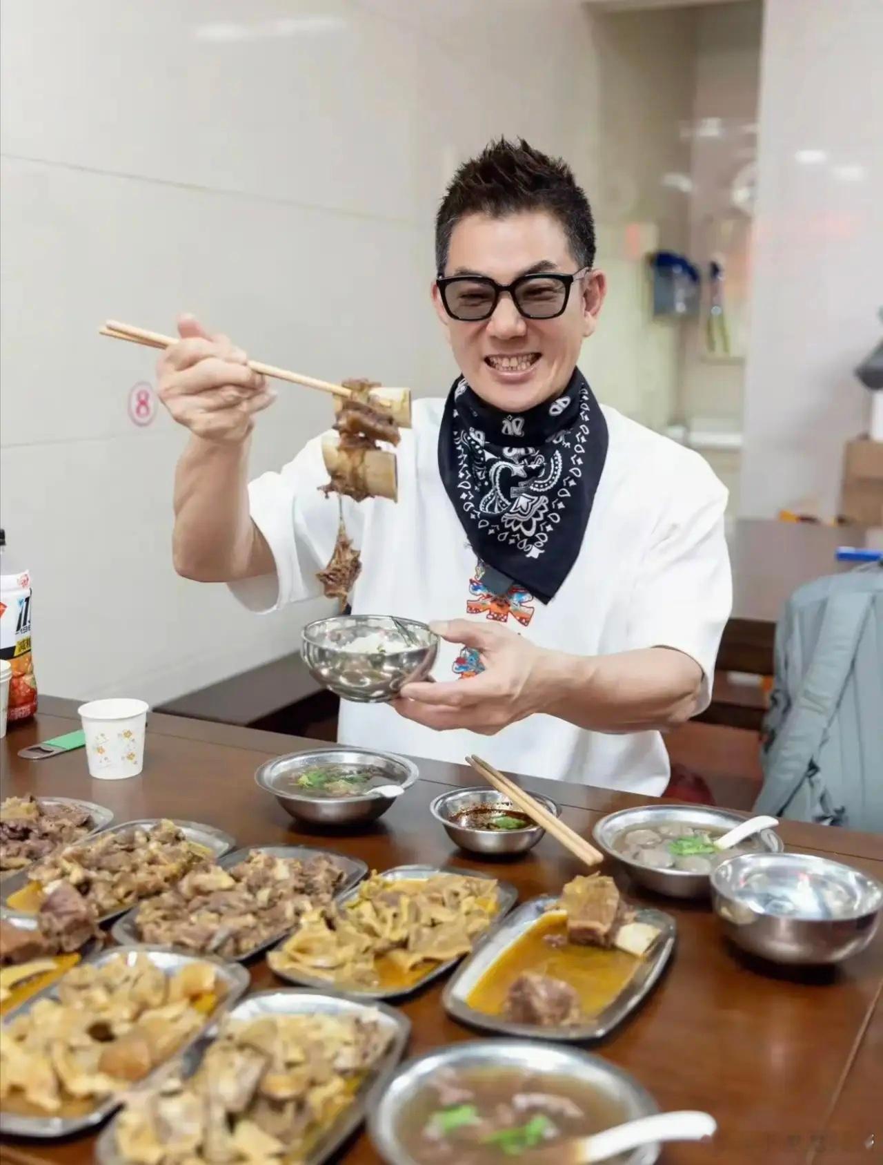 任贤齐现身泉州一间餐馆吃全牛宴，他现实中真人看起来好年轻，穿衣打扮时尚，个子目测