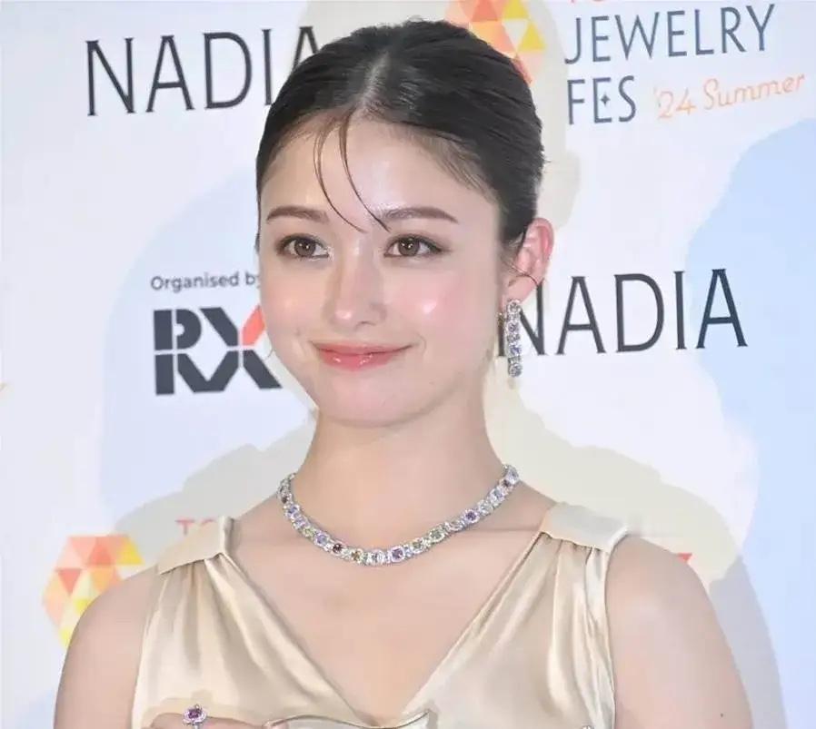 这是日本“千年一遇”的美女，长相在日本来说还是挺漂亮的脸确实好看，就是下半身