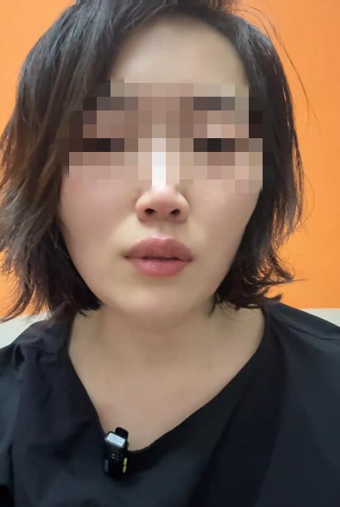 🌞“名牌扔脸，连扇耳光”，12岁初一男生刚入学，频遭年轻女班主任体罚，济南