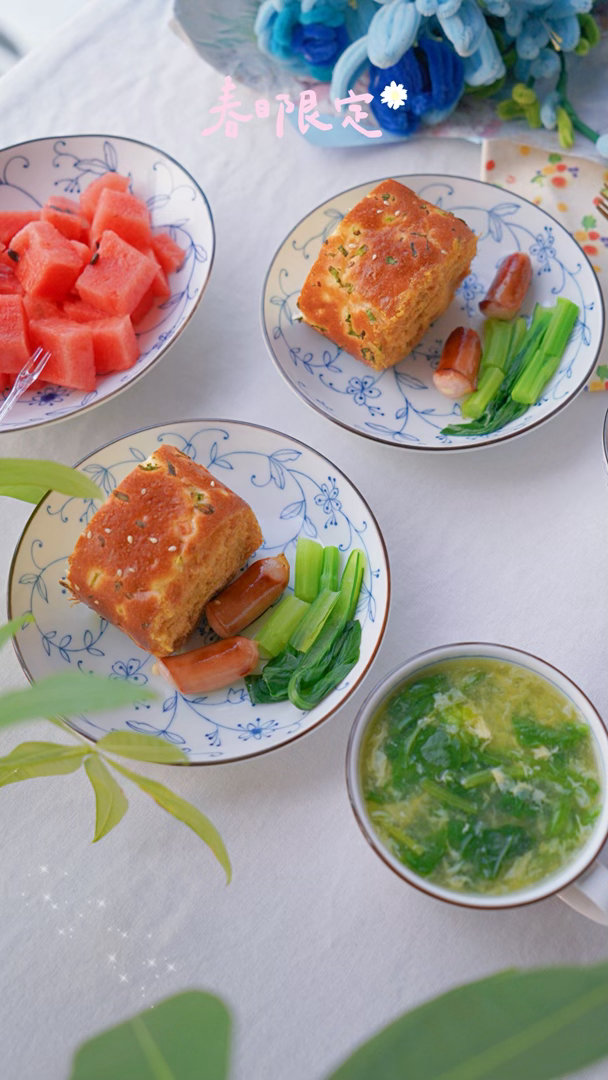 早安早餐🥞今日份早餐：春天的味道🍃肉松咸面包+脆烤肠+甜西瓜+暖汤，碳水、