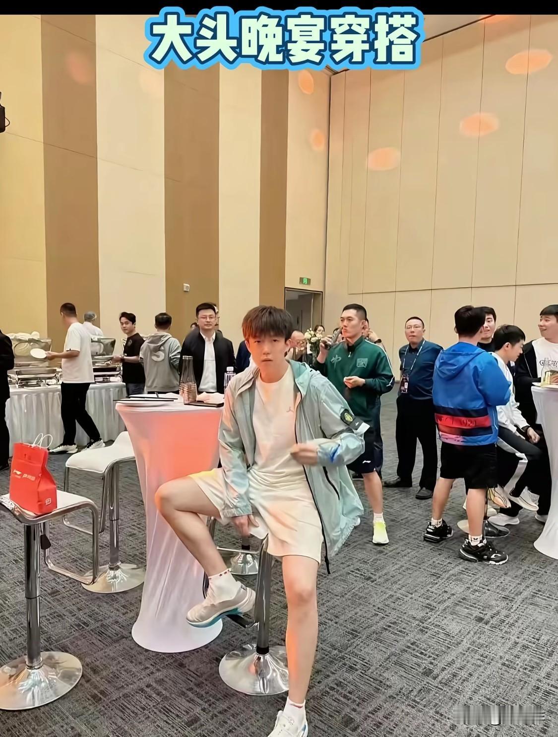 王楚钦的晚宴穿搭越来越有意思了！越来越有成熟男人的品味了！