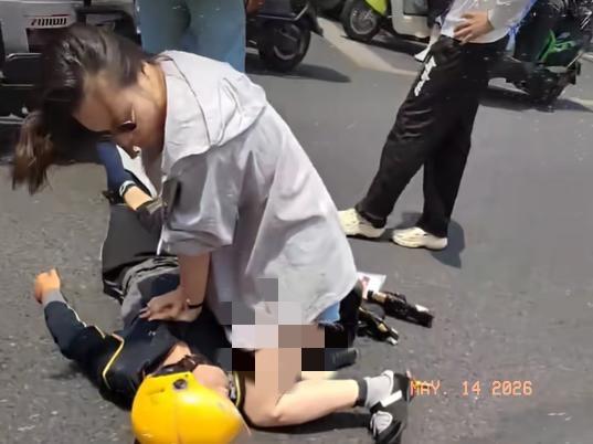 “上新华社了！”杭州，一位外卖小哥送餐途中摔倒在地，心脏骤停，危急关头，马路对面