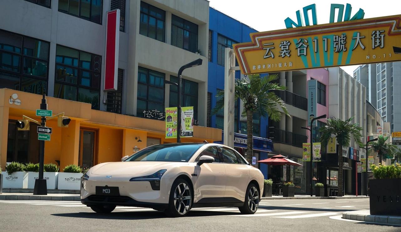 她来了，小鹏MONA03，2025年当之无愧的紧凑级轿车“人气王”！没有复杂参