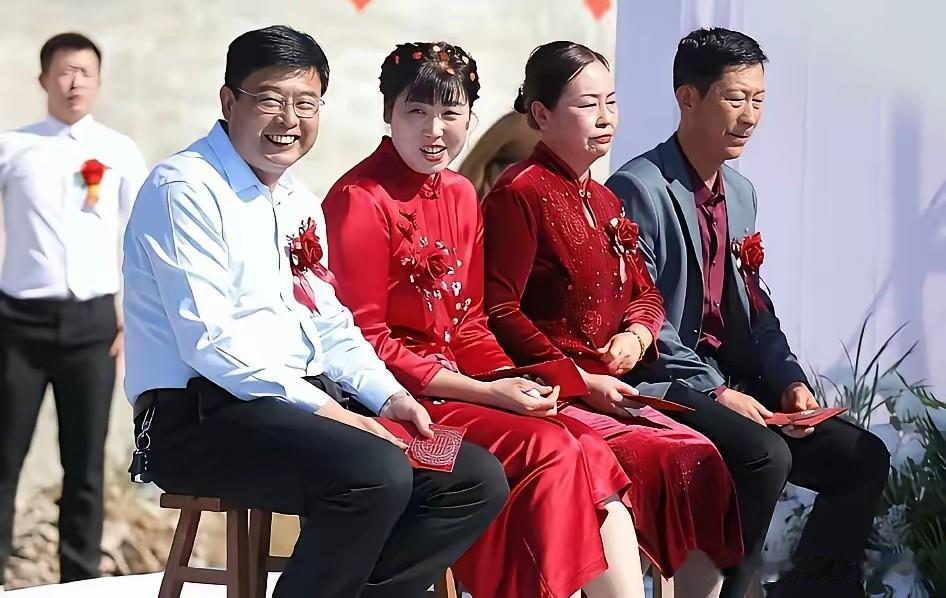 婚礼上两家亲家表情天差地别。新郎新娘拜天地，双方的父母都到场，相拥而坐，但是大喜