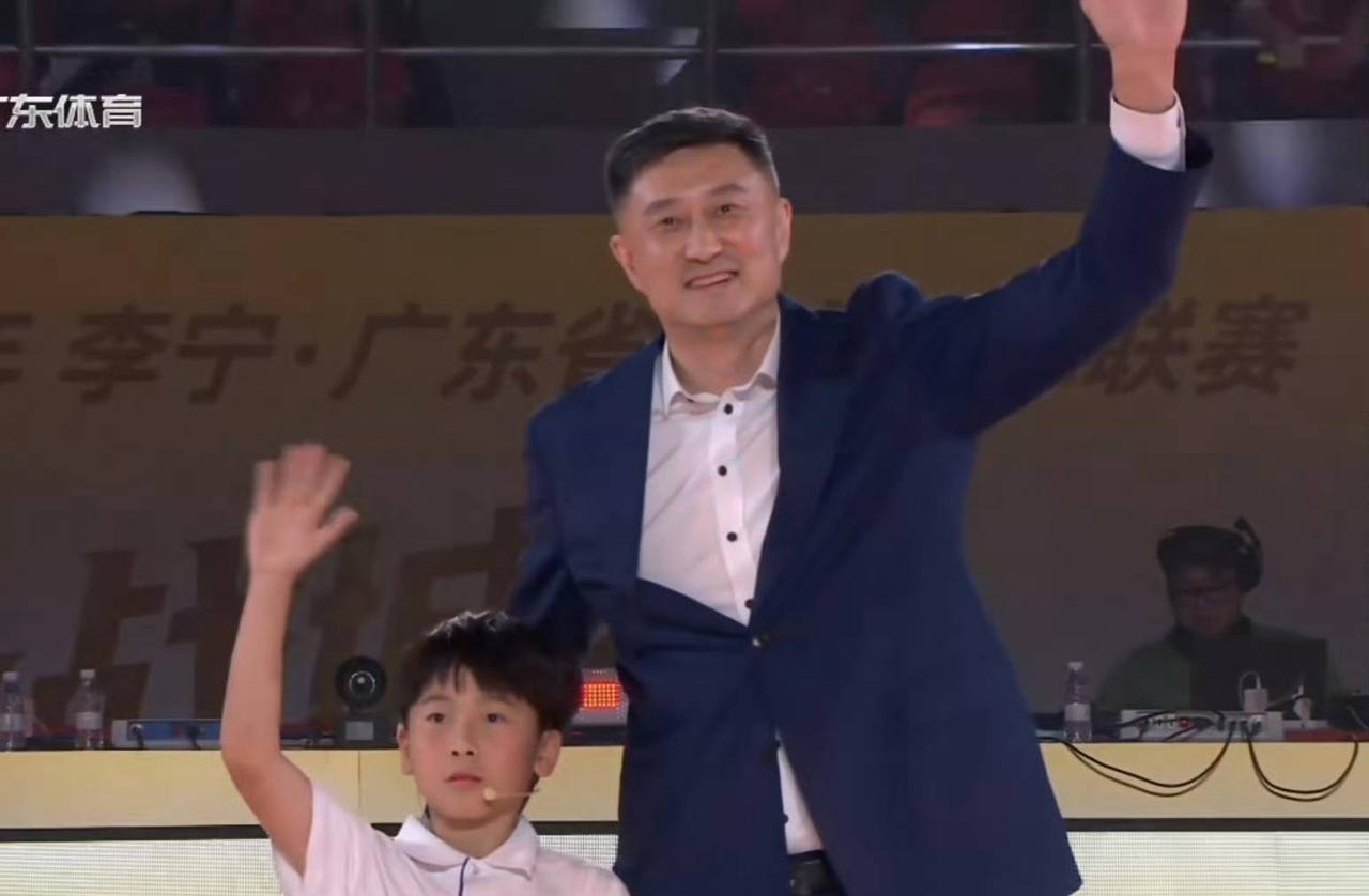 马上就要和上海打比赛了，结果杜锋从客场飞回广东参加粤BA开幕式了！广东成绩不