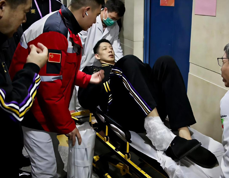 90度崴脚比较凶险，希望不要有骨折，韧带伤都还好。cba沈梓捷受伤