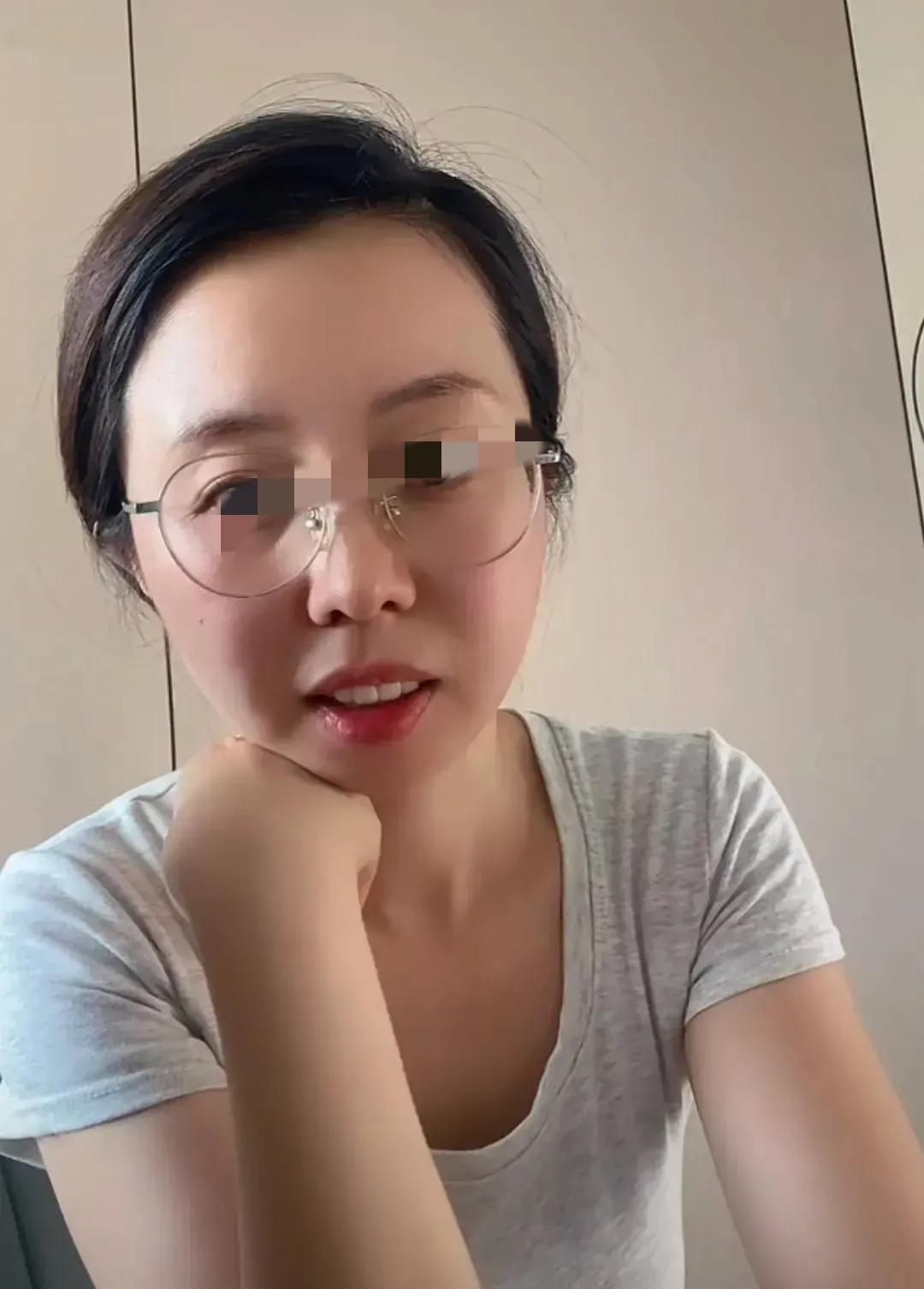 田静回应熊磊：爱说啥说啥，她是谁我是谁。针对昨日熊磊直播中表达对其不满的