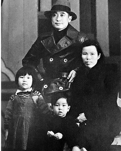 1942年春，中国远征军在盟军的战略安排下，进入缅甸与日军展开激烈战斗。时任中国