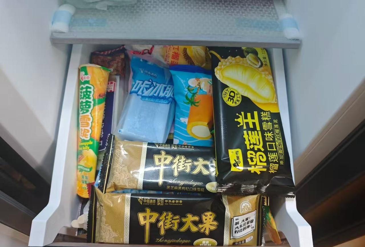 昨天去雪糕批发店，准备给闺女买点雪糕。快走到雪糕店的时候，看到里边走出来夫妻俩，