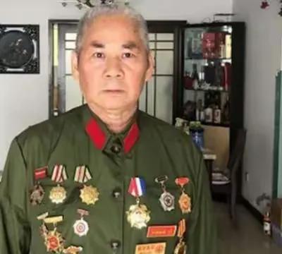 1979年，我军边防战士例行巡逻时，无意间发现了一个衣衫褴褛，手脚溃烂的人，最重
