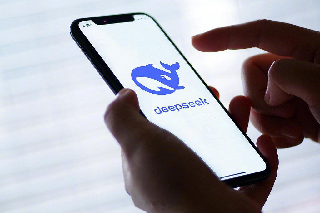 刚刚, DeepSeek R1模型小版本试升级已完成! 优化了这些方面