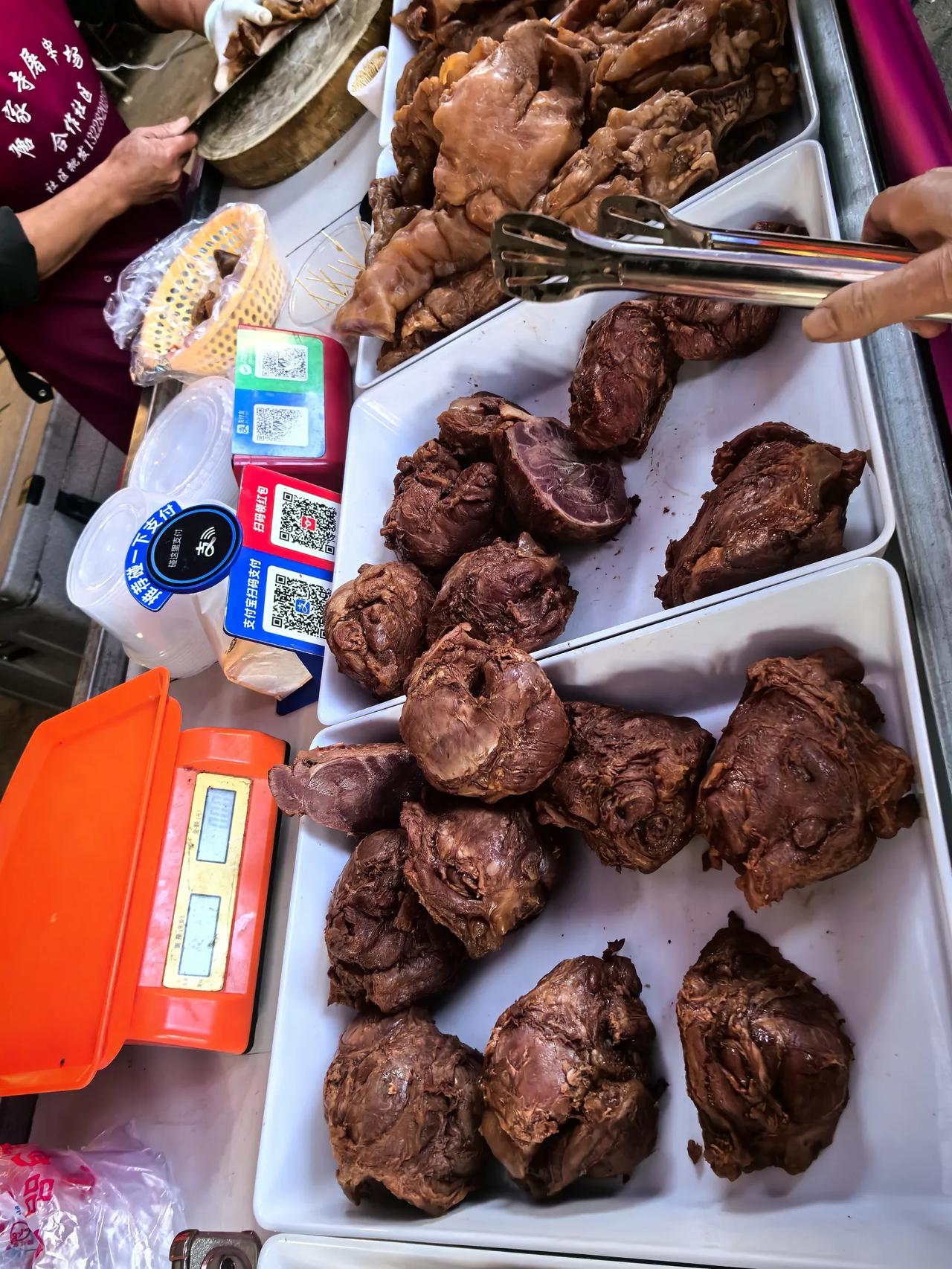 现在成都一些农贸市场摆摊卖这种熟牛肉的有点多，旋子牛肉58、68元一斤。是真是假