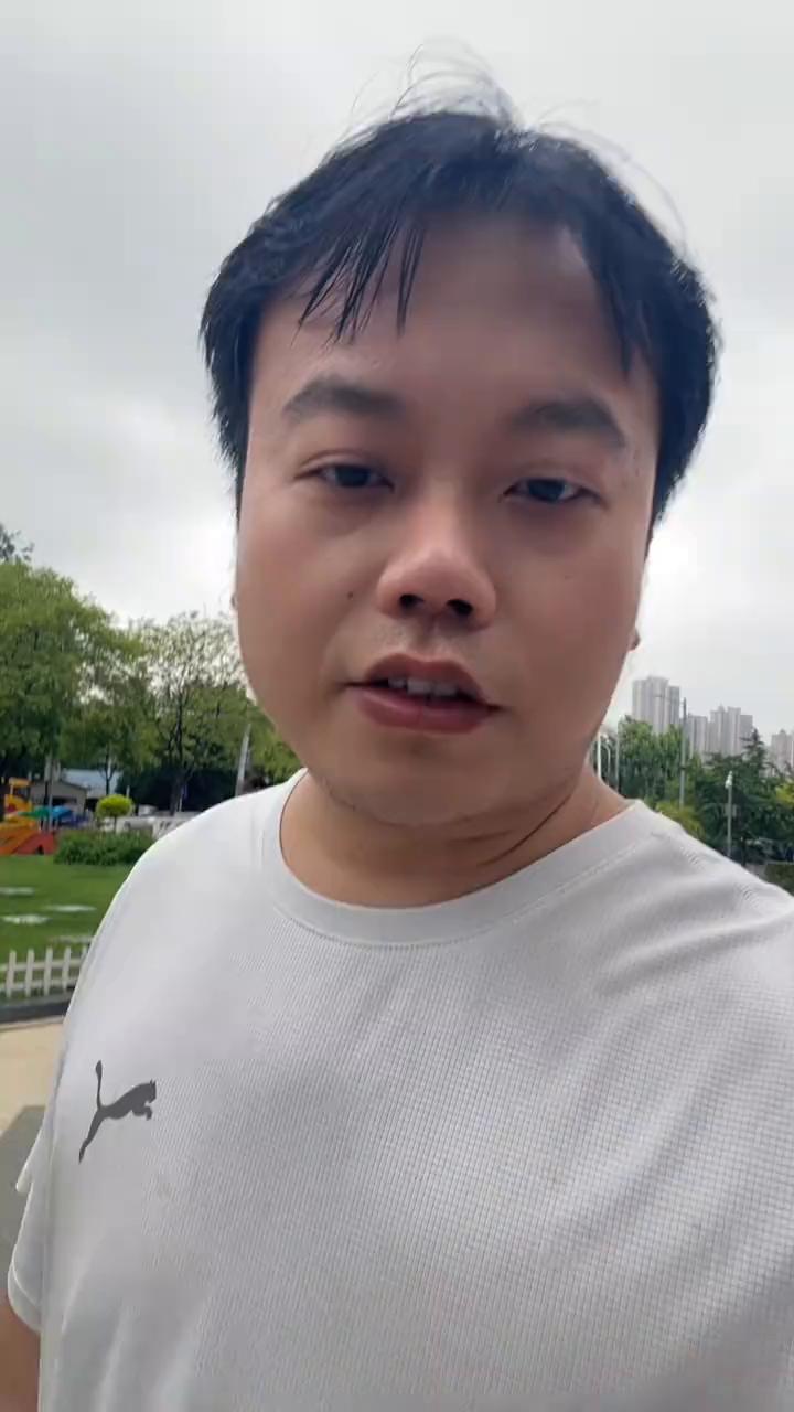 今天早上来过个肥早，吃什么？吃肥叔的锅贴。肥叔锅贴是个连锁店，武汉开了很多家，南