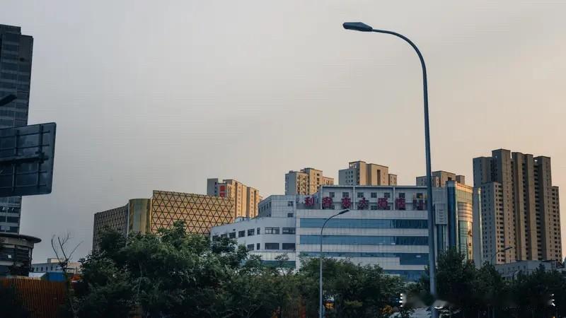 看不见的手对楼市的态度，就是一个字，拖。只要时间拖得久，房价就能软着陆。其实