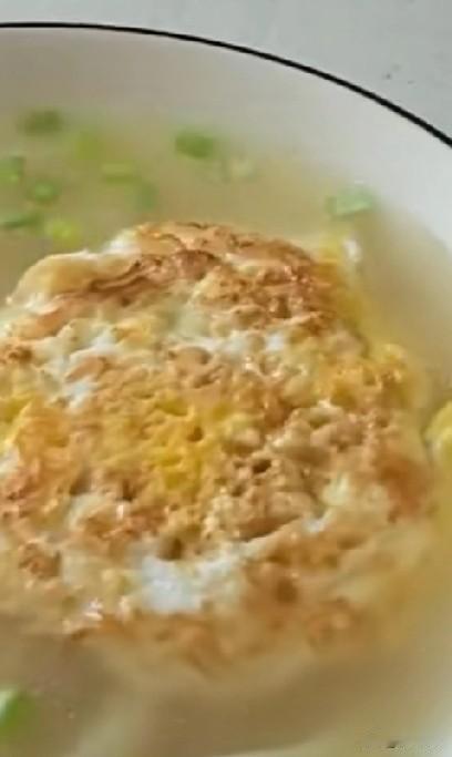 今天，老公去给婆婆做午饭去了，回来却看着心情不好，追问其原因，却让我哭笑不得。
