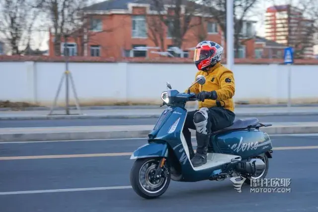 这是国产最卷的大厂复古踏板, 赛科龙RT150E米兰试驾报告