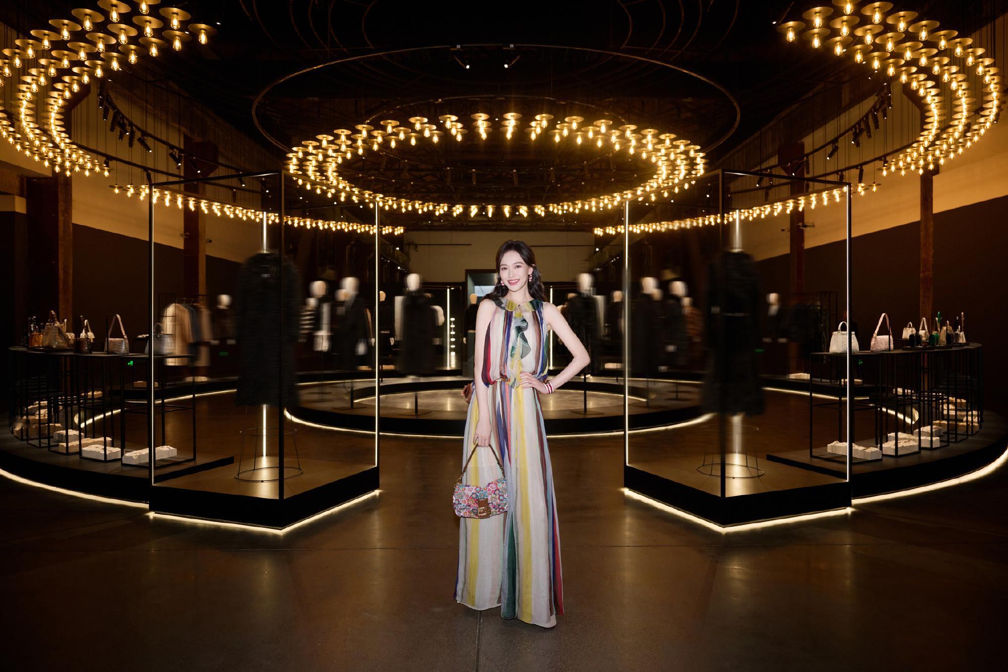 1，唐嫣现在跟某个男生约定好了，每隔一段时间出来合体一下，正好维护下夫妻形象，不