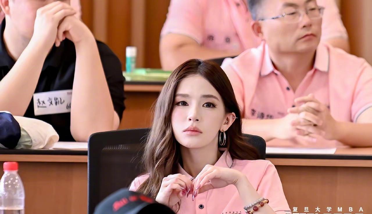 迅猛龙走的就是田朴珺以前那条路，漂亮，有野心，但不怎么实在。