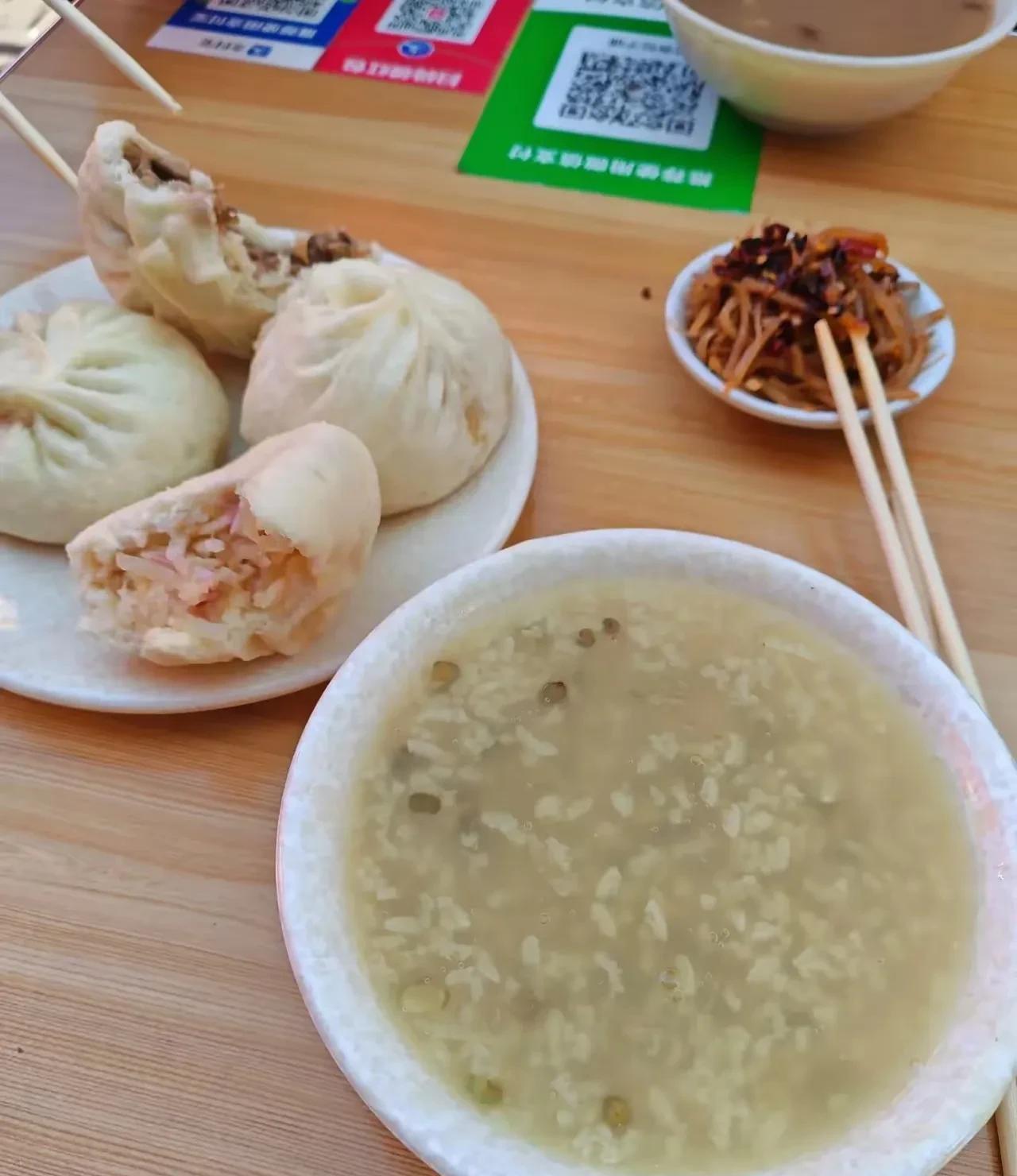 现在早饭吃包子是最划算的，两个肉包子4元一碗粥2元免费咸菜一筷子合计6元