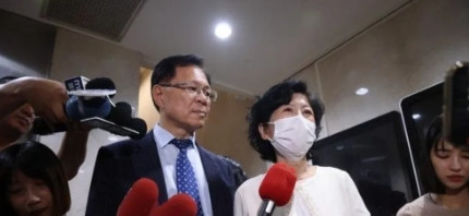 昨天柯文哲出庭受审候退庭离开时，旁听了整场庭审的柯文哲妻子陈佩琪目送柯文哲戴着手