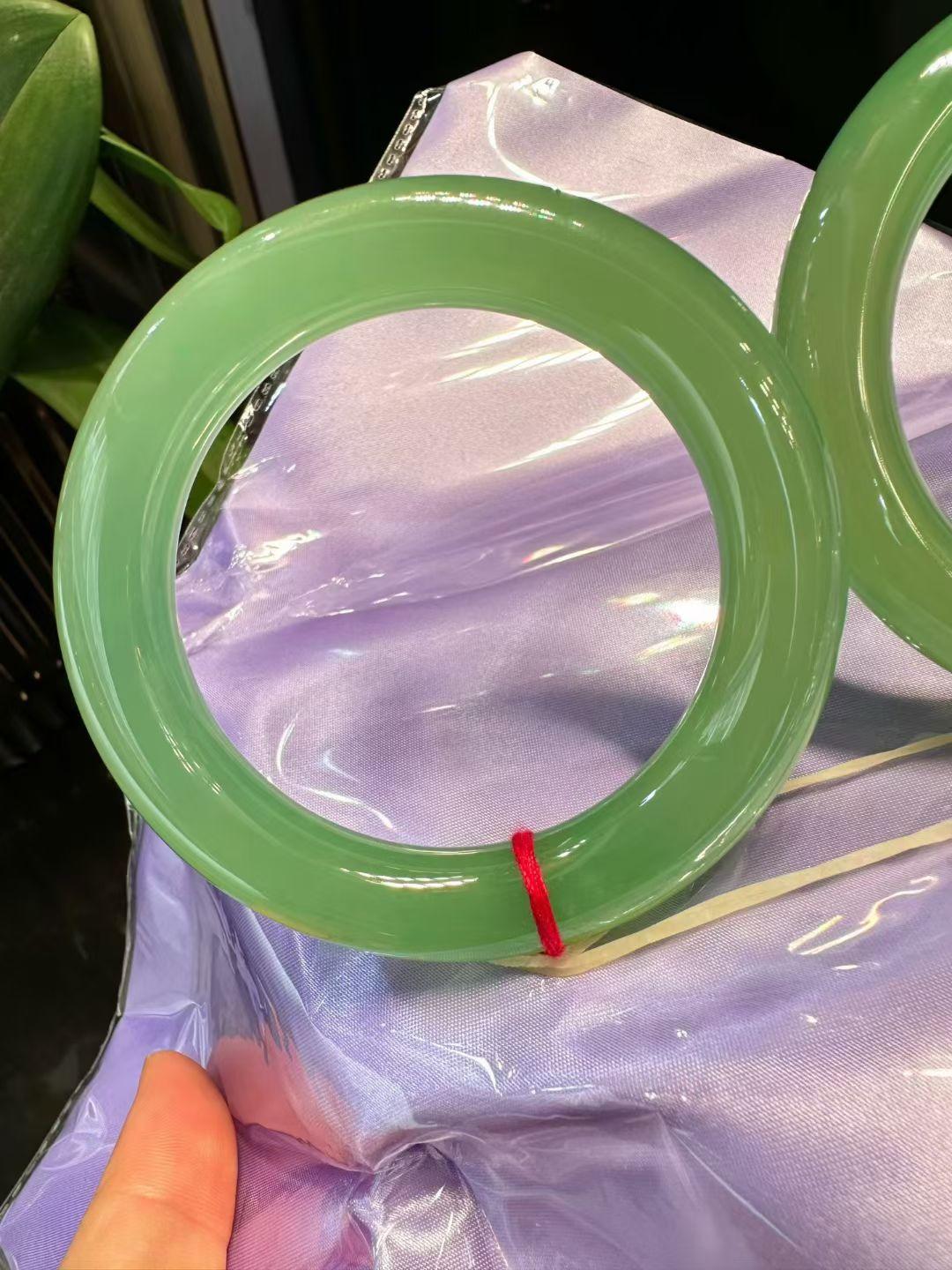 冰果绿圆条手镯，清爽起光，完美中七大价，圈口57.5*12.3*12.3mm5