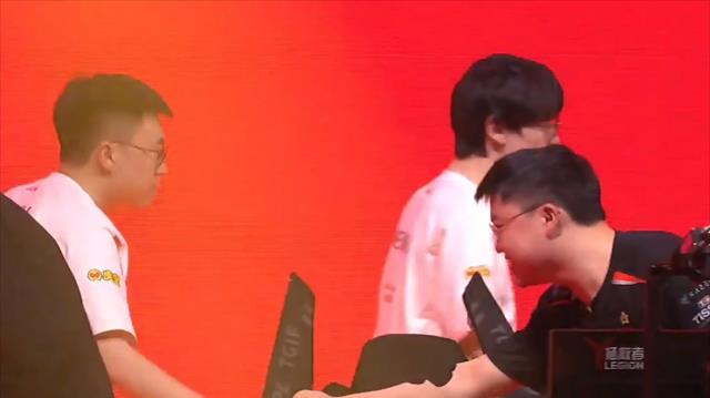 你努力维持体面的样子太狼狈, WBG放赛场互动, 力证小虎uzi没决裂