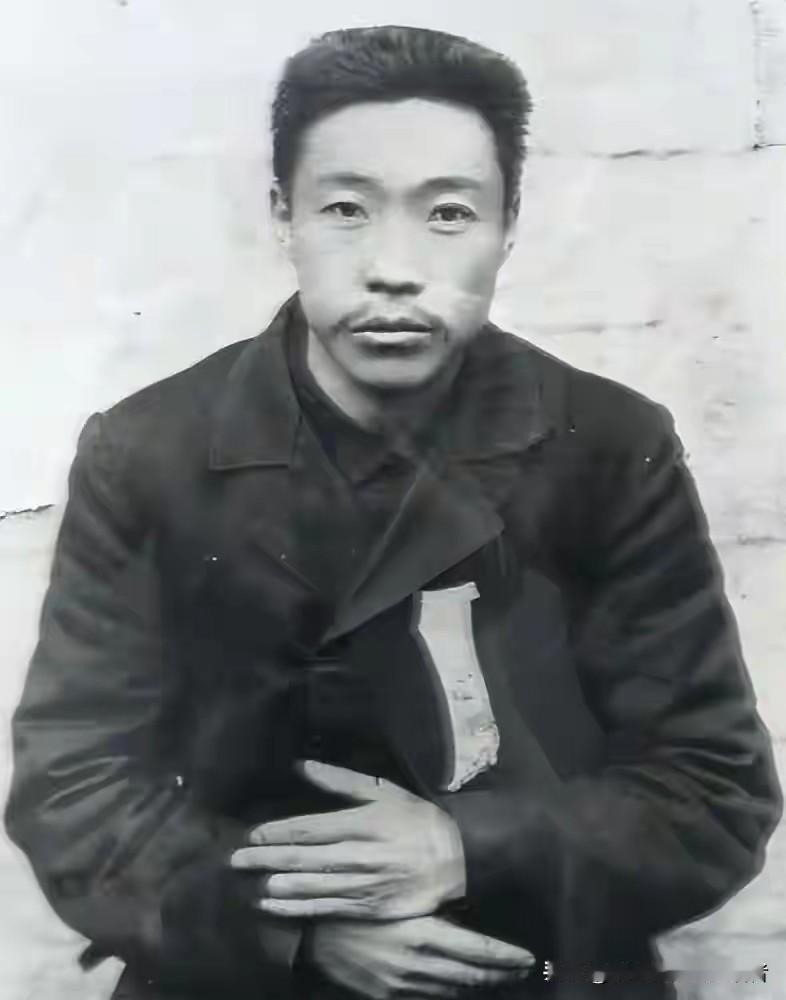 1909年10月26日的清晨，哈尔滨火车站人潮涌动。一把比利时生产的勃朗宁FNM
