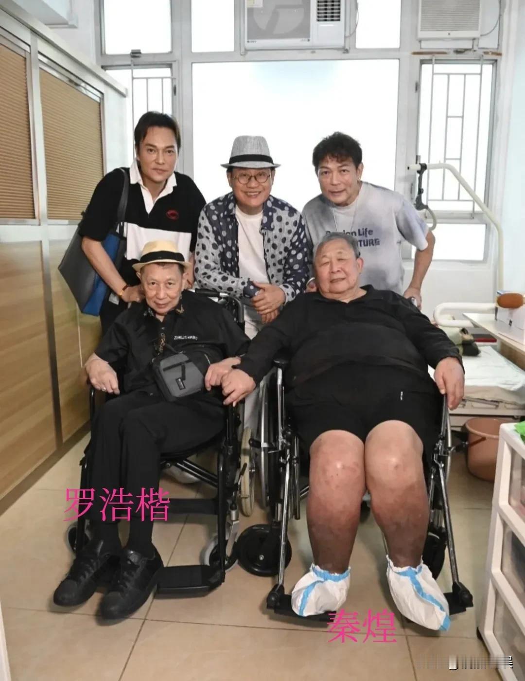 76岁的TVB金牌配角罗浩楷,中秋节坐轮椅探望老友秦煌和张伟文。因为帕金森病,