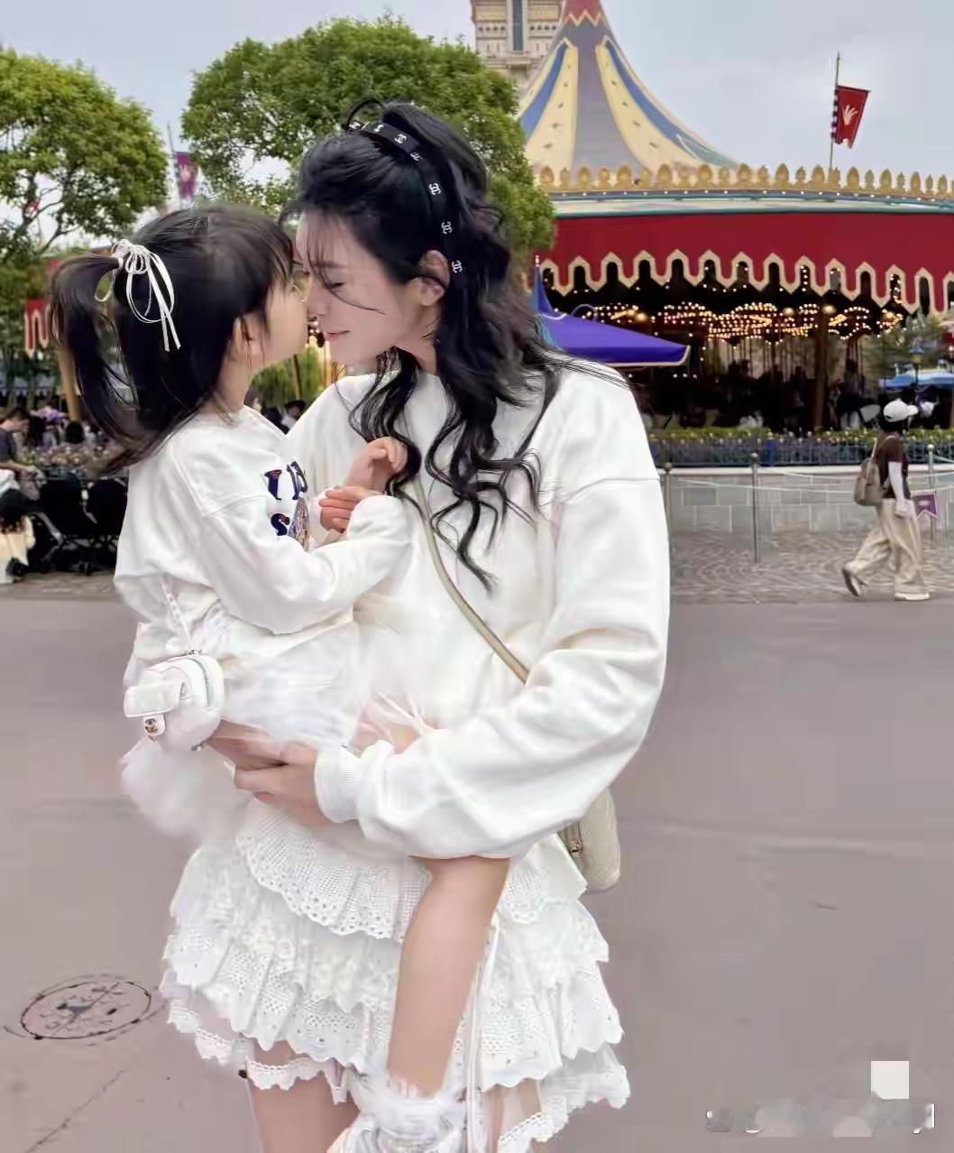 奚梦瑶母女装太甜了吧，小公主四岁就这么可爱，被满满的爱意包围着呀！​​​