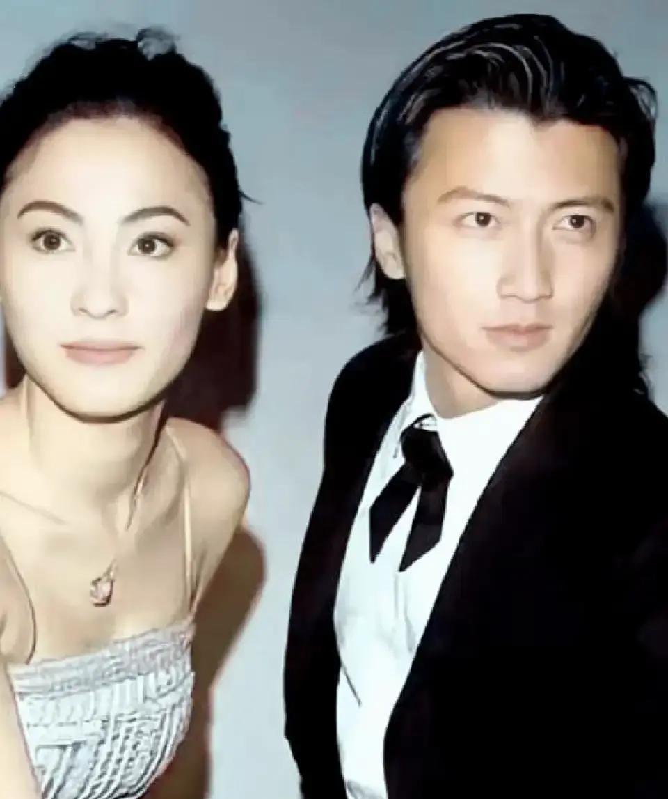 王菲大谢霆锋11岁，照样甜了9年港媒刚拍到两人在日本牵手逛街，没躲镜头，也