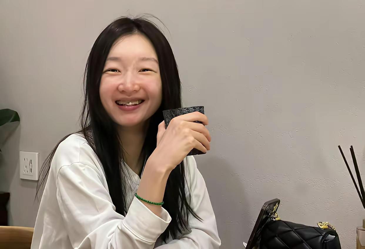 被周冬雨搞糊涂了！在我的记忆里，周冬雨一直是小眼睛的。原因就是《山楂树之恋》