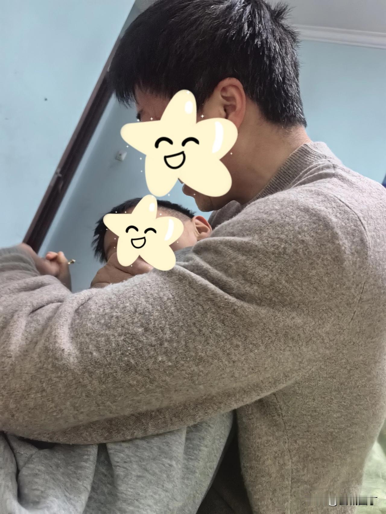 忙了一天，一到家就躺到床上，抬高腿缓一缓肿胀。过了一会儿，小宝和爸爸回来了，