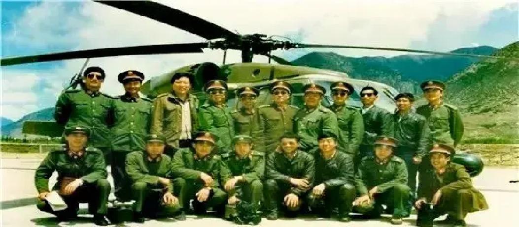 1988年5月我跟着成都军区陆航团的直升机贴着雪山缝飞进墨脱上空，机舱里曾冉副参