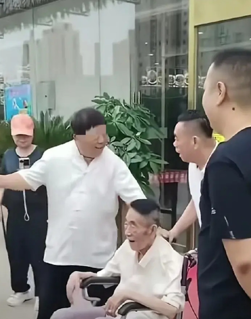 杨少华弥留之际仍在强撑意识已经模糊，肢体瘫软。这个角度更能看得出来，只是，当