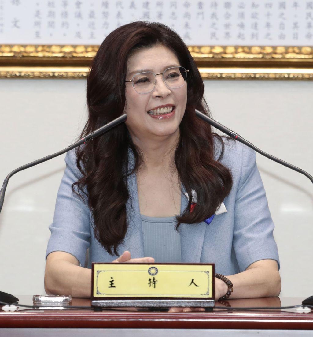 台湾作家雁默撰写写道：“大陆邀请郑丽文访陆，各方意见纷杂，最恶毒的说法是‘挡军购