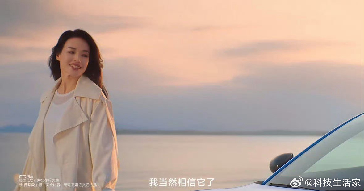 很多人说舒淇有“高级松弛感”，她既是演员和导演，也是多个国际品牌代言人，同时她又