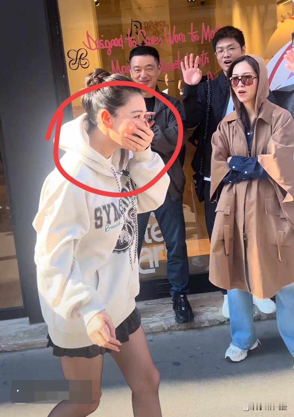 终于知道何捷为啥选择选择张馨予结婚了！原来张馨予这么单纯！！活动门口与粉丝匆