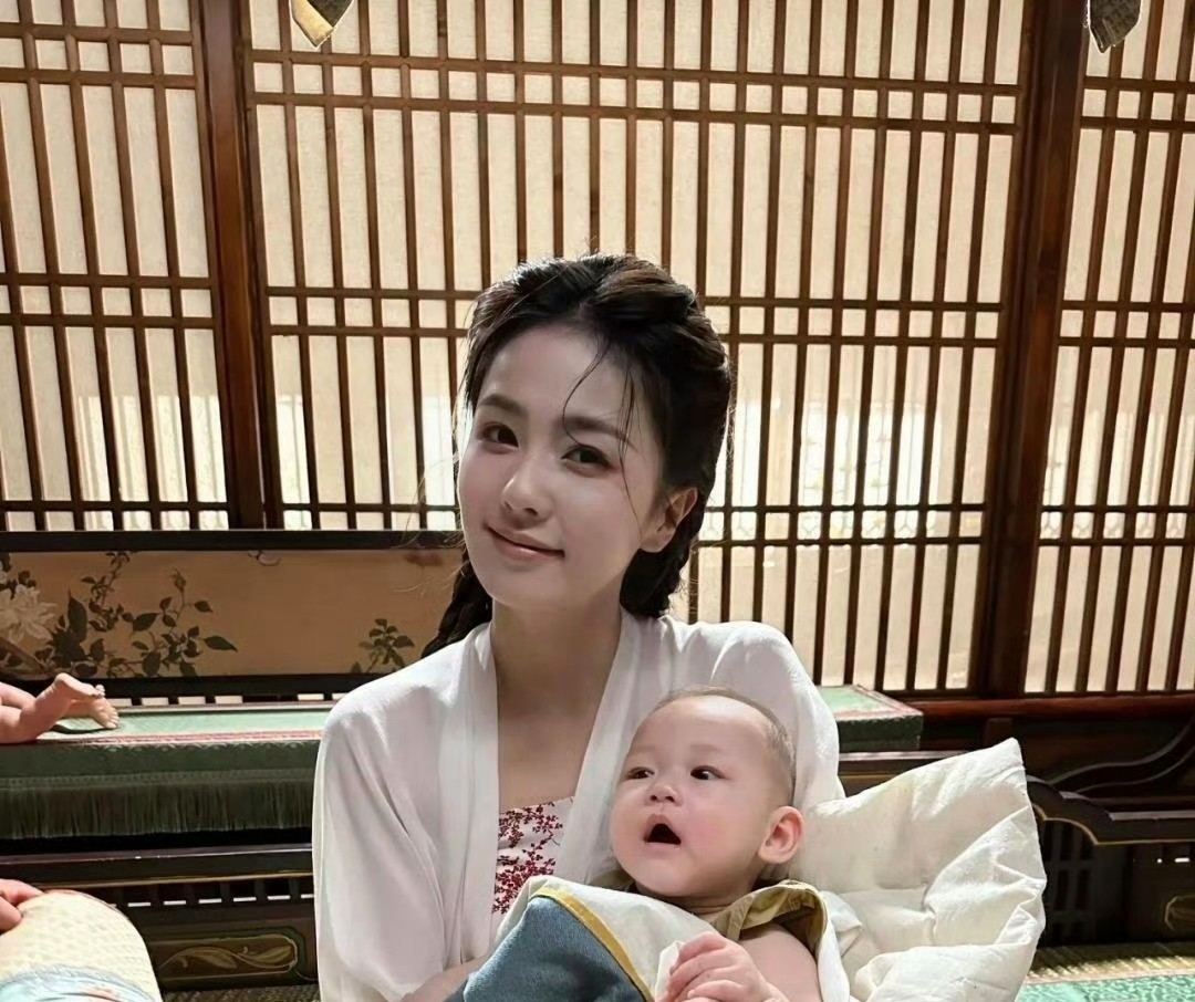 白鹿第一次演妈妈的角色，还挺像样